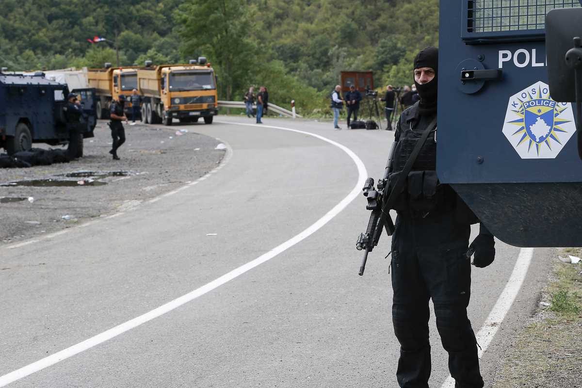 A képen egy koszovói rendőrt látnak az az észak-koszovói Jarinje határátkelőhely közelében, 2021 szeptember végén. Kép forrása: Twitter