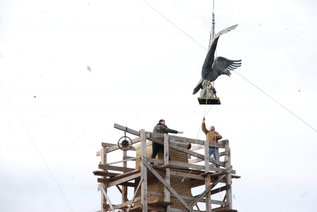 Kezőképünkön a Turul szobor 2008 júliusi visszatérését látják. A nehéz terepviszonyok miatt daruval emelték a munkácsi vár területén álló obeliszkre az műalkotást. Kép forrása: Facebook