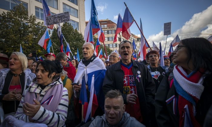 A kezdőképen a 2022. szeptember 28-án megrendezett prágai rendszerellenes tüntetés résztvevőit látják. Fotó: Gabriel Kuchta, Deník N