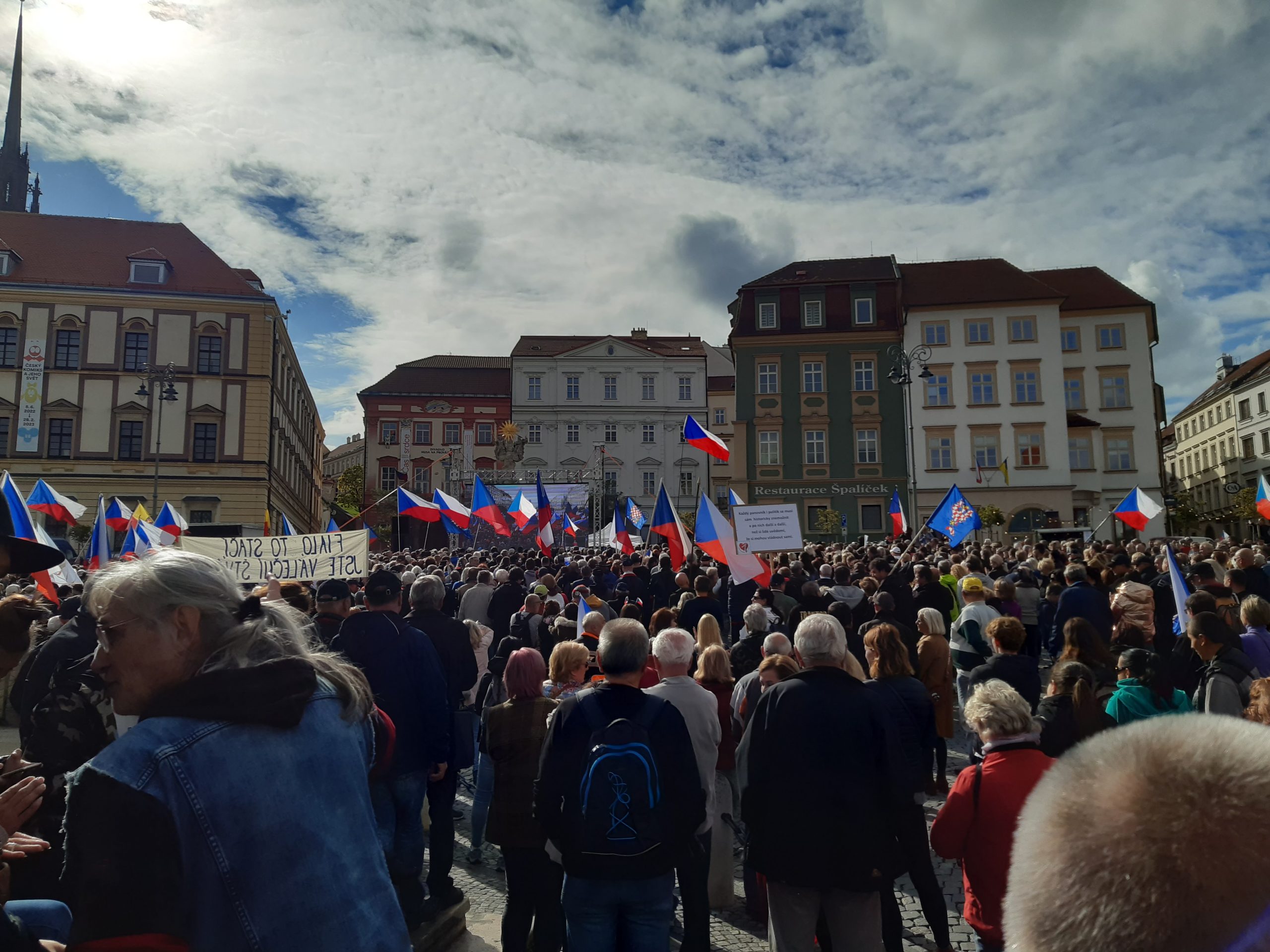 Az emelkedő élelmiszer- és energiaárak, a magas infláció és a fizetésképtelenségtől való félelem vitte ki az embereket Brnoban is az utcára, 2022. szeptember 28-án.