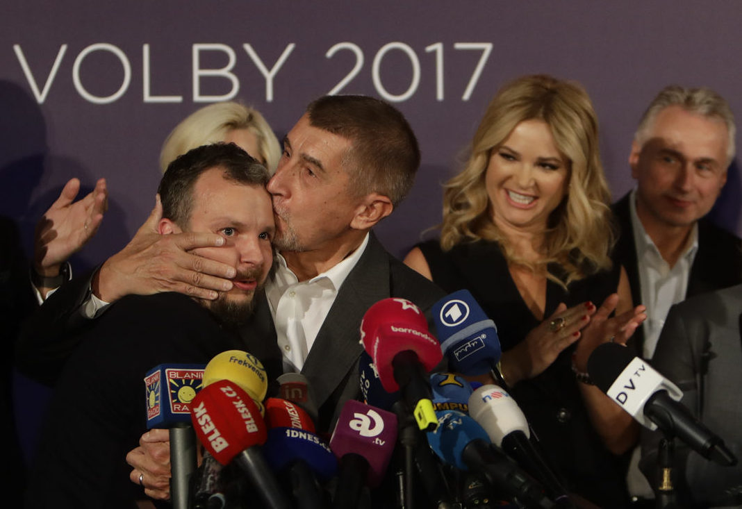 Marek Prchal marketingmenedzsert csókolja homlokon Andrej Babiš, az ANO elnöke, a 2017-es országgyűlési választás eredményhirdetése utáni győztes sajtótájékoztatón. Kép forrása: ČT24