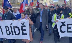 Vezető képünkön a "Csehország a nyomor ellen" elnevezésű demonstráció után a tömeg a Kormányépület elé vonult Prága belvárosán keresztül 2023. április 16-án. A menetet a cseh szélsőjobboldal új sztárja, Jindřich Rajchl vezette. Képünkön középen, mikrofonnal. Kép forrása: Twitter